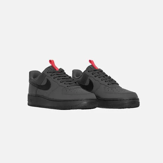 N372O NIKE AIR FORCE 1 07 ANTHRACITE BLACK UNIVERSITY RED BLACK CARBON