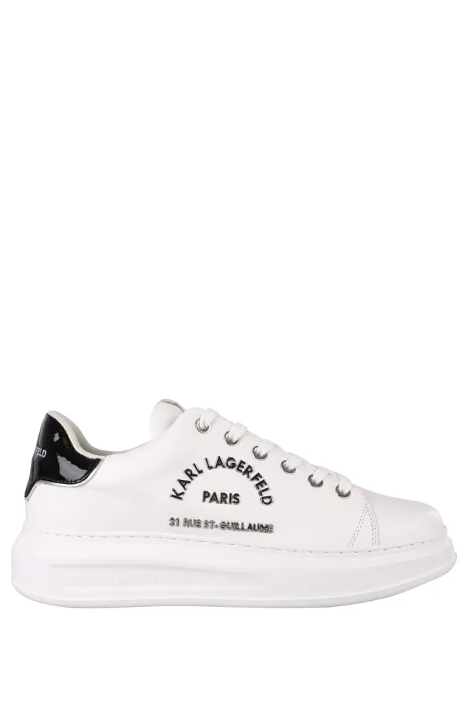 Zapatillas blancas con logo plateado de metal