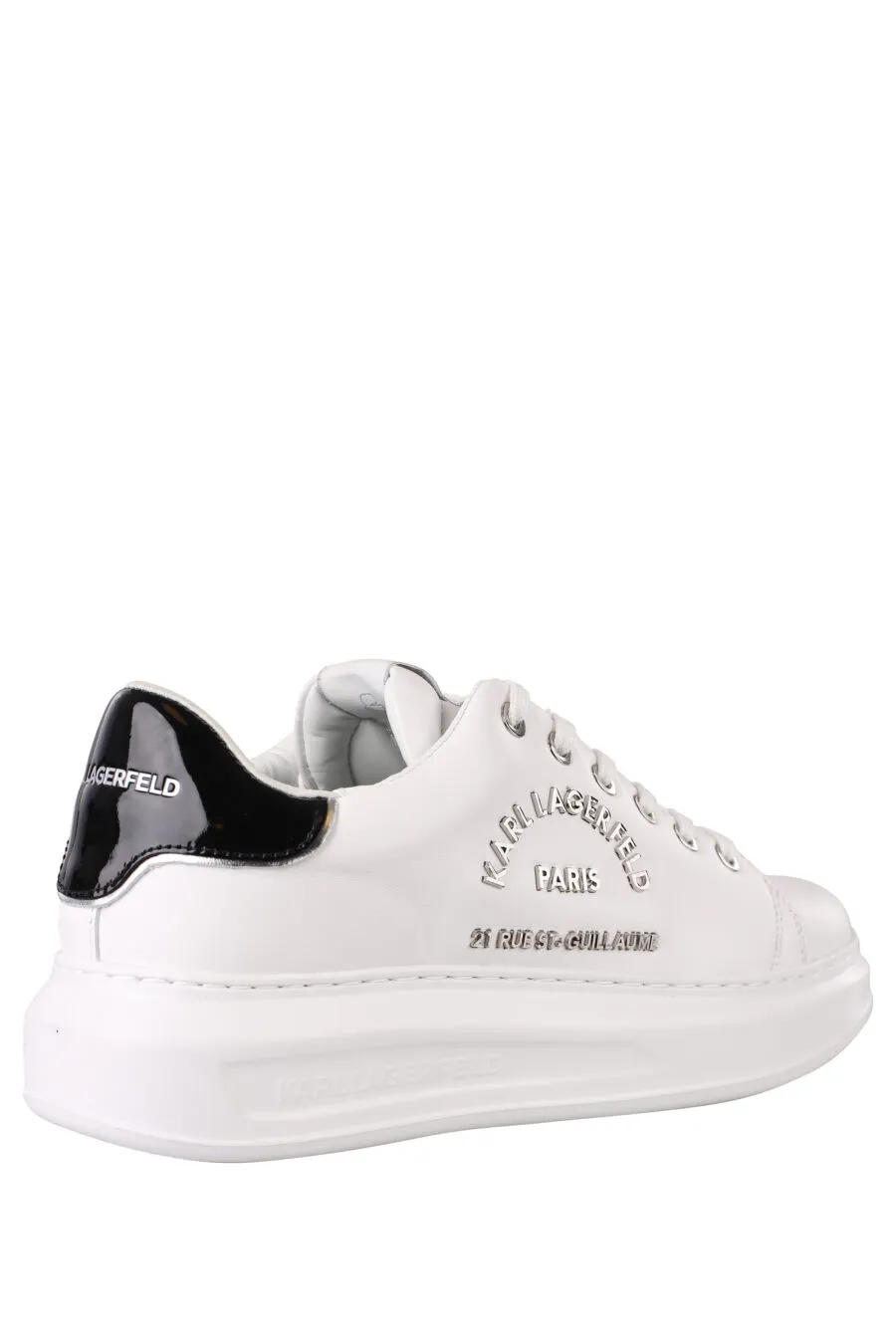 Zapatillas blancas con logo plateado de metal