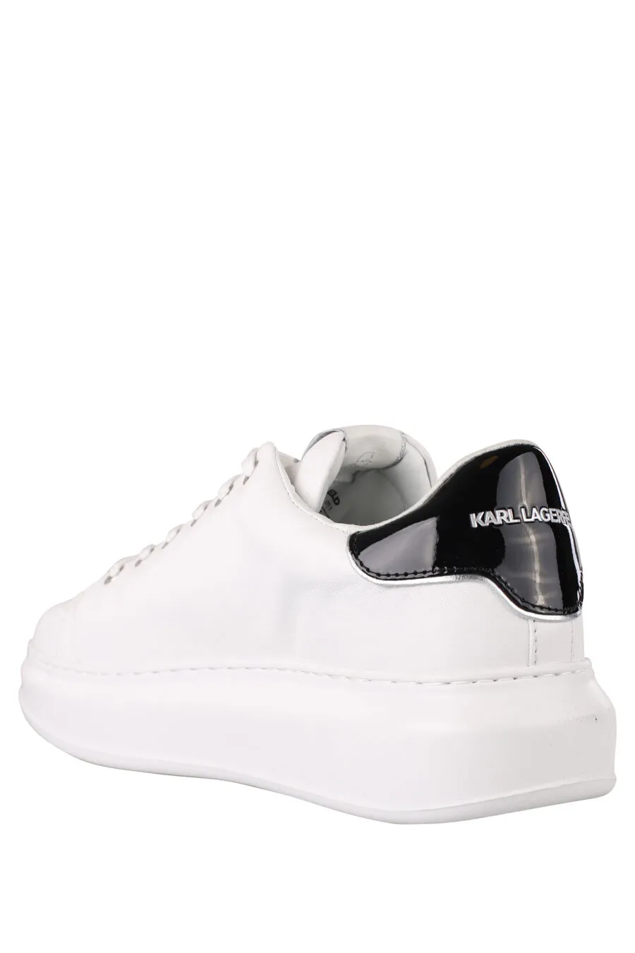 Zapatillas blancas con logo plateado de metal