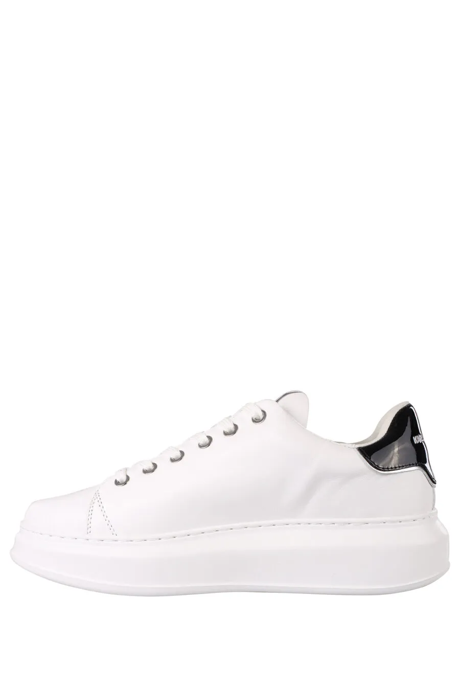 Zapatillas blancas con logo plateado de metal