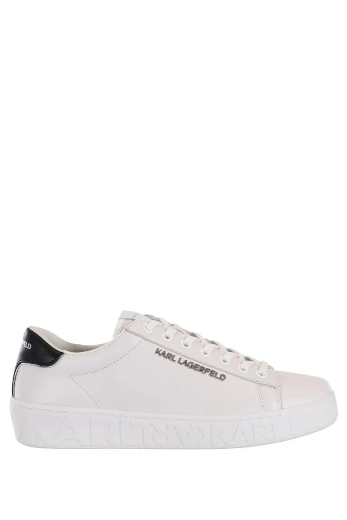 Zapatillas blancas con logo plateado 