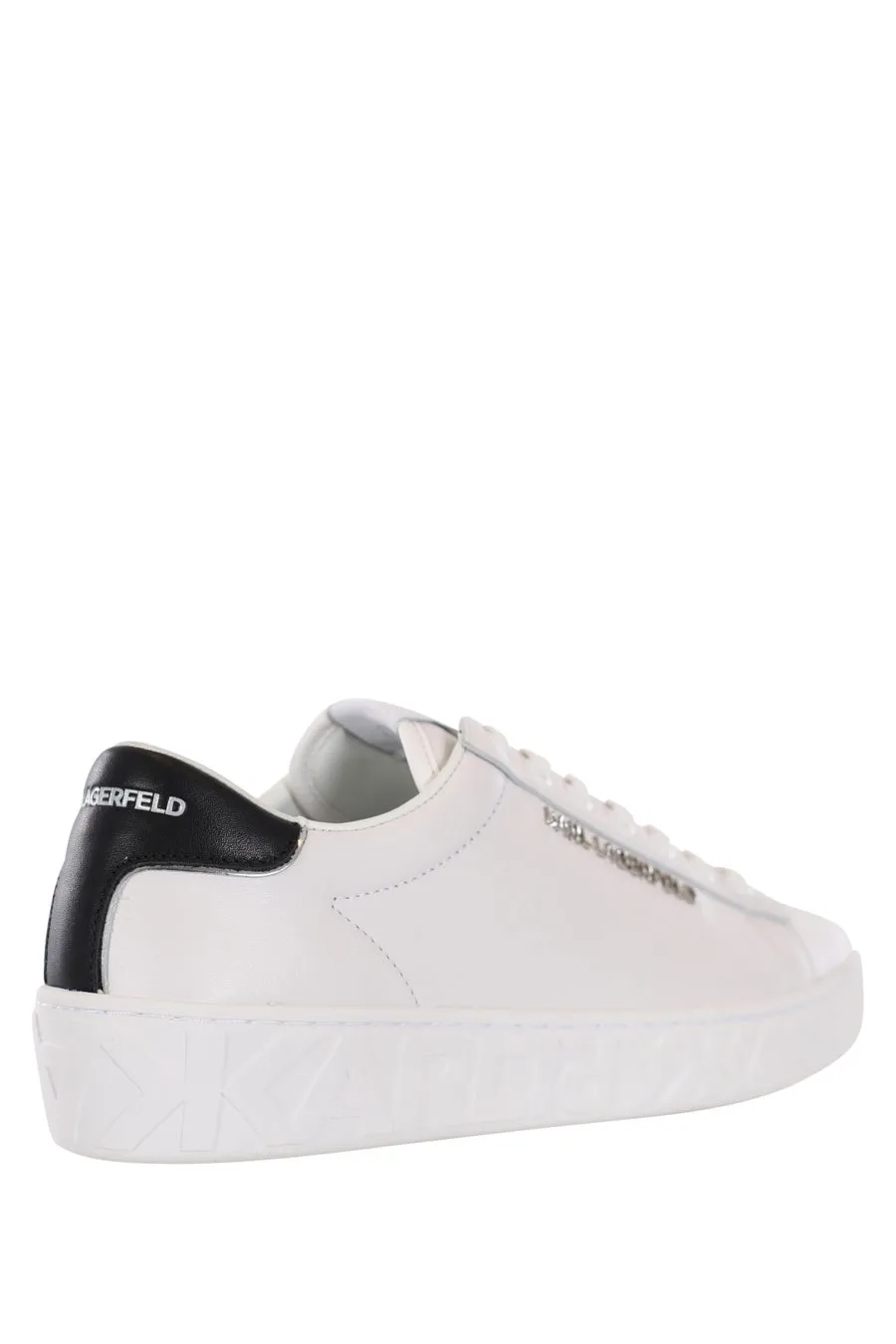 Zapatillas blancas con logo plateado 