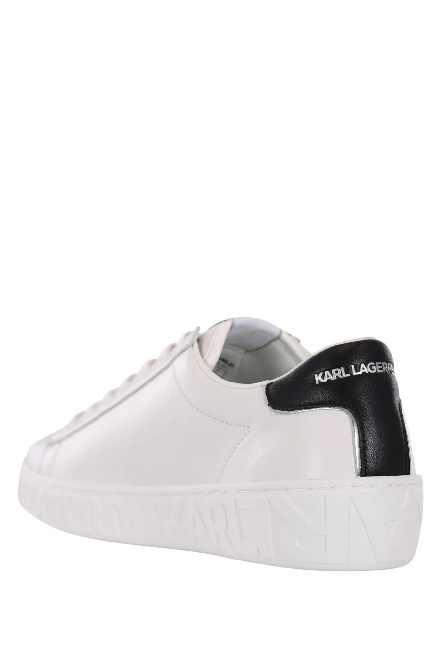 Zapatillas blancas con logo plateado 