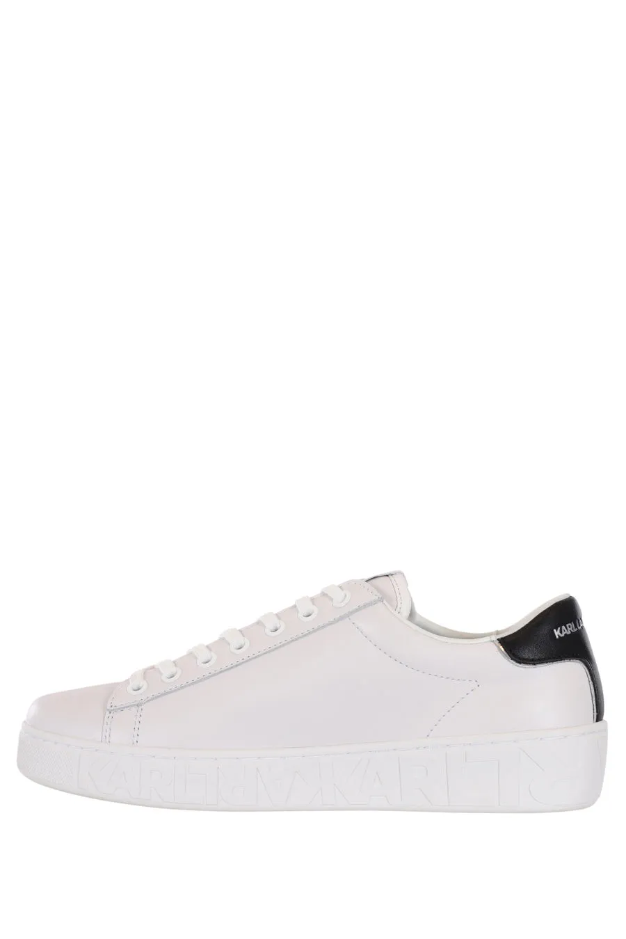 Zapatillas blancas con logo plateado 